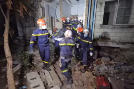 Đoàn CHCN Bộ Công an Việt Nam nỗ lực hết mình, tìm thấy thi thể một bé trai trong ngôi nhà bị sập