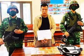 Bắt đối tượng mua bán trái phép 10 bánh heroin