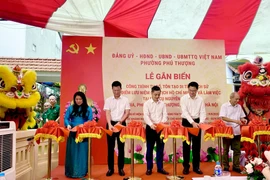 Phường Phú Thượng gắn biển công trình chào mừng lễ kỷ niệm trọng đại của đất nước