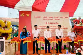 Phường Phú Thượng gắn biển công trình chào mừng lễ kỷ niệm trọng đại của đất nước