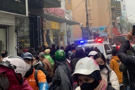 Hướng dẫn nhiều người thoát nạn tại đám cháy tòa nhà hỗn hợp văn phòng