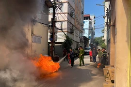 Huấn luyện phòng cháy, cứu nạn cho các cơ sở kinh doanh ở phường Hồng Hà