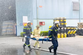 Kiểm tra kỹ năng, ứng phó xử lý tình huống cháy giả định tại Nhà máy sản xuất bao bì Bạt nhựa Tú Phương