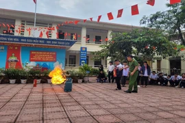 Cảnh sát phòng cháy trang bị kỹ năng ứng phó xử lý sự cố hoả hoạn cho học sinh