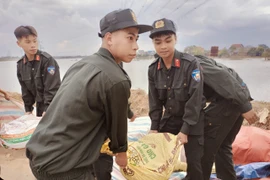 Công an Hà Nội hỗ trợ người dân các xã Đa Phúc và Trung Giã sớm ổn định cuộc sống sau mưa lũ