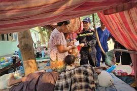 Dựng bệnh viện dã chiến cứu trợ người dân vùng động đất