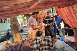 Dựng bệnh viện dã chiến cứu trợ người dân vùng động đất