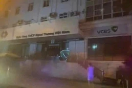 Xử lý nhanh sự cố hỏa hoạn tại phòng giao dịch ngân hàng ở phố Thụy Khuê