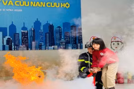 Hơn 600 học sinh, cán bộ, giáo viên trải nghiệm kỹ năng thoát nạn, chữa cháy