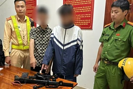 Từ nghi vấn biển số xe, phát hiện đối tượng cất giấu vũ khí thô sơ