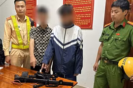 Từ nghi vấn biển số xe, phát hiện đối tượng cất giấu vũ khí thô sơ