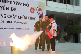 Trên 1.000 cán bộ, giáo viên và học sinh thực tập kỹ năng thoát nạn, chữa cháy