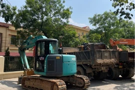 Công an xã Trung Giã ngăn chặn vụ khai thác đất trái phép