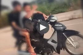 Công an xác định thanh, thiếu niên dùng chân điều khiển xe mô tô gây nguy hiểm an toàn giao thông