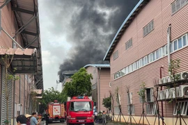 Cảnh sát khống chế vụ cháy xưởng sản xuất giày da rộng hàng nghìn mét vuông