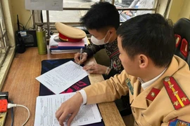 Xử phạt nam thanh niên đi xe máy vào đường cao tốc