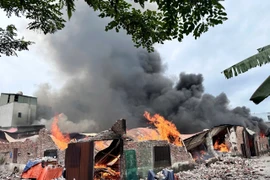 Cận cảnh lực lượng cứu hỏa tiếp cận xưởng gỗ để dập lửa