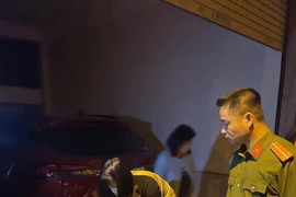 Kịp thời cứu bà cụ bị mắc kẹt trong đám cháy