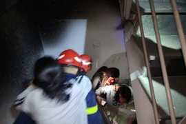 Kịp thời cứu và hướng dẫn thoát nạn 7 người mắc kẹt trong ngôi nhà 6 tầng bị cháy