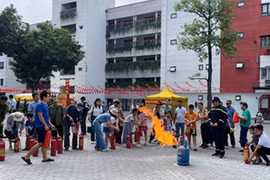 Sinh viên Đại học ngoại thương trải nghiệm kỹ năng chữa cháy và cứu nạn, cứu hộ