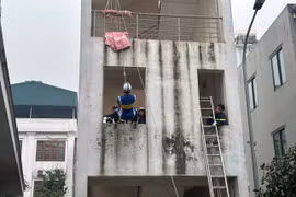 Hàng trăm học sinh thực hành trải nghiệm thoát nạn từ trên cao 