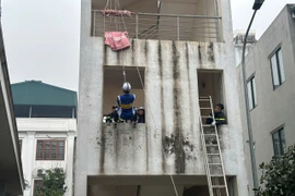 Hàng trăm học sinh thực hành trải nghiệm thoát nạn từ trên cao 