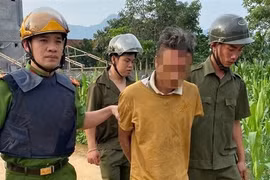 Khống chế đối tượng dùng dao uy hiếp người đi đường