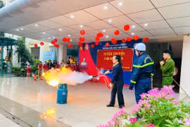Cảnh sát phòng cháy hướng dẫn kỹ năng thoát nạn cho 1.200 cán bộ, giáo viên học sinh tiểu học