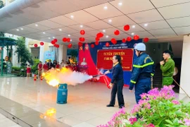 Cảnh sát phòng cháy hướng dẫn kỹ năng thoát nạn cho 1.200 cán bộ, giáo viên học sinh tiểu học