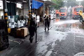 Xử lý nhanh sự cố cháy giả định tại kho chứa hàng thành phẩm do chập điện