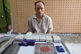 Bắt đối tượng vận chuyển 2 bánh heroin và 18.000 viên ma túy tổng hợp