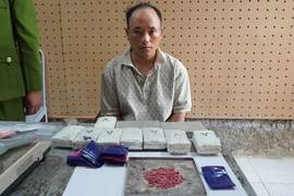 Bắt đối tượng vận chuyển 2 bánh heroin và 18.000 viên ma túy tổng hợp