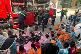 Hàng trăm học sinh trải nghiệm, thực hành chữa cháy và cứu nạn, cứu hộ 