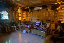 Đột kích quán karaoke, bắt quả tang 10 đối tượng tổ chức 'tiệc' ma túy