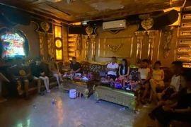 Đột kích quán karaoke, bắt quả tang 10 đối tượng tổ chức 'tiệc' ma túy
