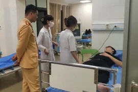 Cảnh sát giao thông kịp thời đưa tài xế ô tô dừng bất thường trên cao tốc đi cấp cứu