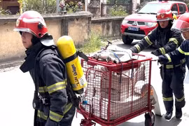 Xe kéo vòi chữa cháy cơ động dập lửa trong ngõ