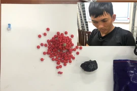 Nét mặt đáng nghi của gã trai giấu heroin trong người