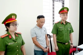 Khởi tố tài xế xe ô tô tải chở hơn 2 tấn hàng cấm