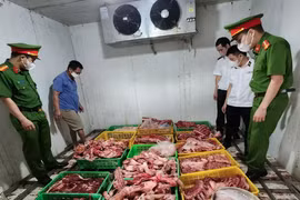 Phát hiện gần 1,8 tấn xương và thịt lợn bẩn