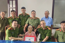 Công an xã Thiên Lộc thăm, tặng quà Mẹ Việt Nam anh hùng Nguyễn Thị Én