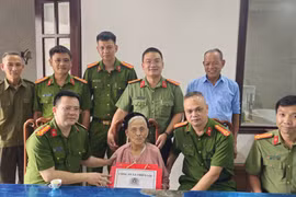 Công an xã Thiên Lộc thăm, tặng quà Mẹ Việt Nam anh hùng Nguyễn Thị Én