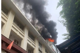Dập tắt đám cháy tầng thượng khách sạn trong phố cổ Hà Nội
