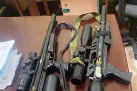 Phát hiện nhóm đối tượng sử dụng trái phép vũ khí quân dụng 