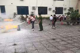 Gần 900 giáo viên và lực lượng tham gia bảo vệ an ninh trật tự ở cơ sở tập huấn an toàn cháy, nổ