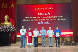 Quận Tây Hồ trao giải cuộc thi chính luận bảo vệ nền tảng tư tưởng của Đảng