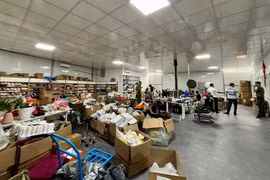 Phát hiện cơ sở cất giấu số lượng lớn hàng hóa không rõ nguồn gốc