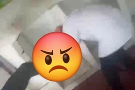 Xử lý nhóm học sinh lôi bạn vào nhà vệ sinh để "nói chuyện"