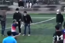 Điều tra vụ nhóm thanh niên cầm hung khí gây náo loạn sân bóng