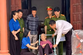 Tặng quà gia đình liệt sĩ và có hoàn cảnh khó khăn tại huyện Sơn Động